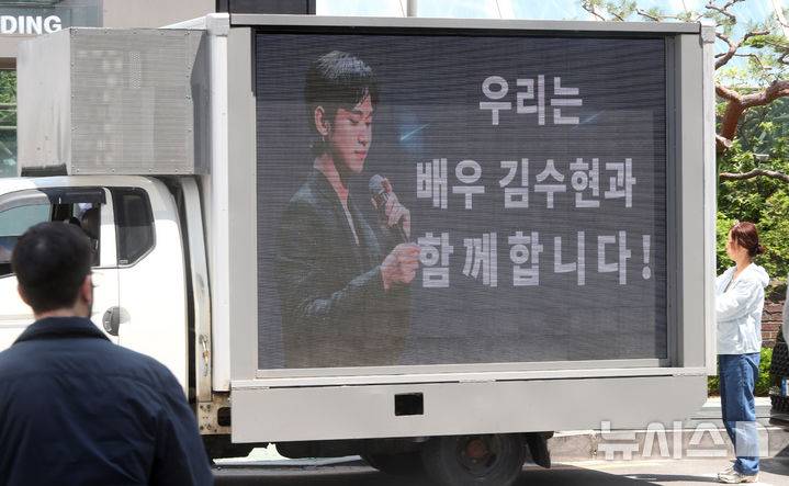 MidnightFangirl tweet media