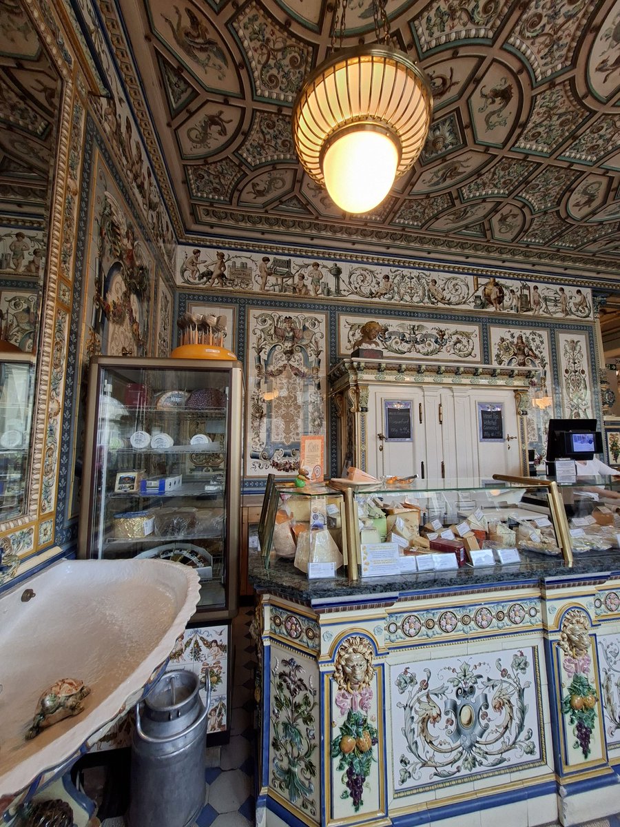 世界一美しい牛乳屋さんと言われているドレスデンのDresdner Molkerei Gebraden Pfundに行ってきました。
噂に違わぬ美しい店内装飾で、二つの大戦と東ドイツ時代を経て2026年の今まで生き残って来てくれたのがありがたい。