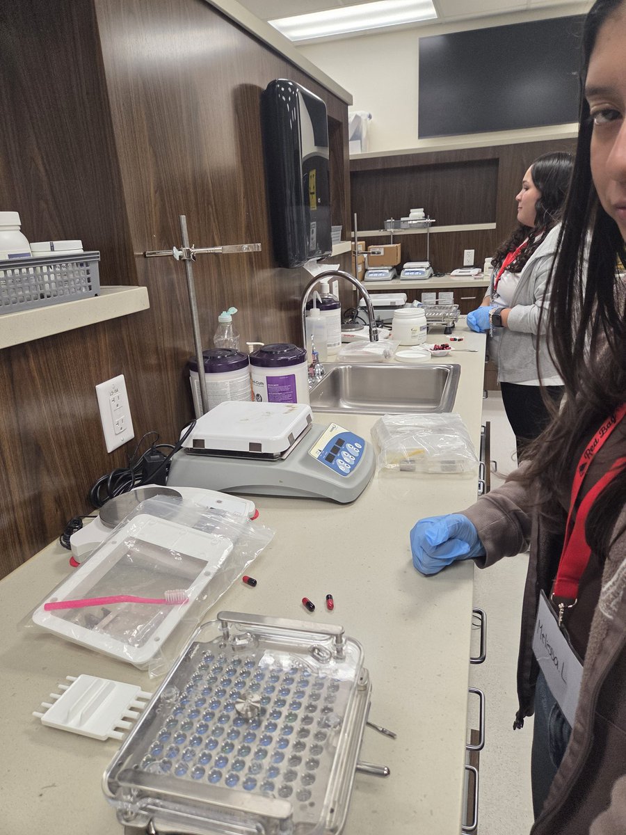 ms_lias's tweet photo. @SouthIrvingCA making medicine capsules in the compound pharmacy at @TTUHSC  @NickAtNimitz24 @NimitzVikings https://t.co/yV3DfZpv1j