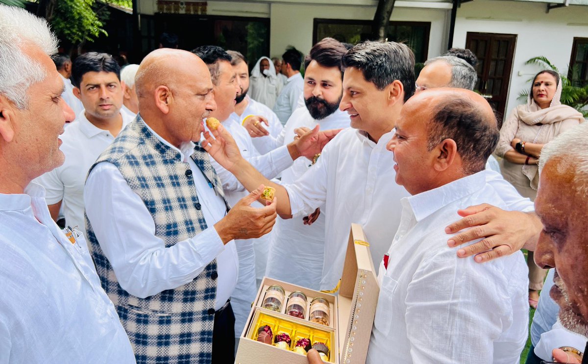 DeependerSHooda's tweet photo. आज दिल्ली आवास पर अपने लोगों के संग मुलाकात... https://t.co/Q9NhPnQ1J3