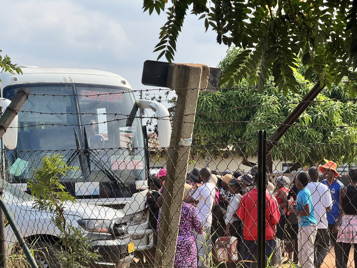 LeaderGeneral1's tweet image. 🚨 EXPOSED 🚨
People reportedly travelled over 300km from Gokwe to Bulawayo for CAB3 consultations, only to be seen boarding ZUPCO buses after the Nketa meeting. This is not organic participation. It’s stage-managed. The process is already rigged. The world must know #CDF.