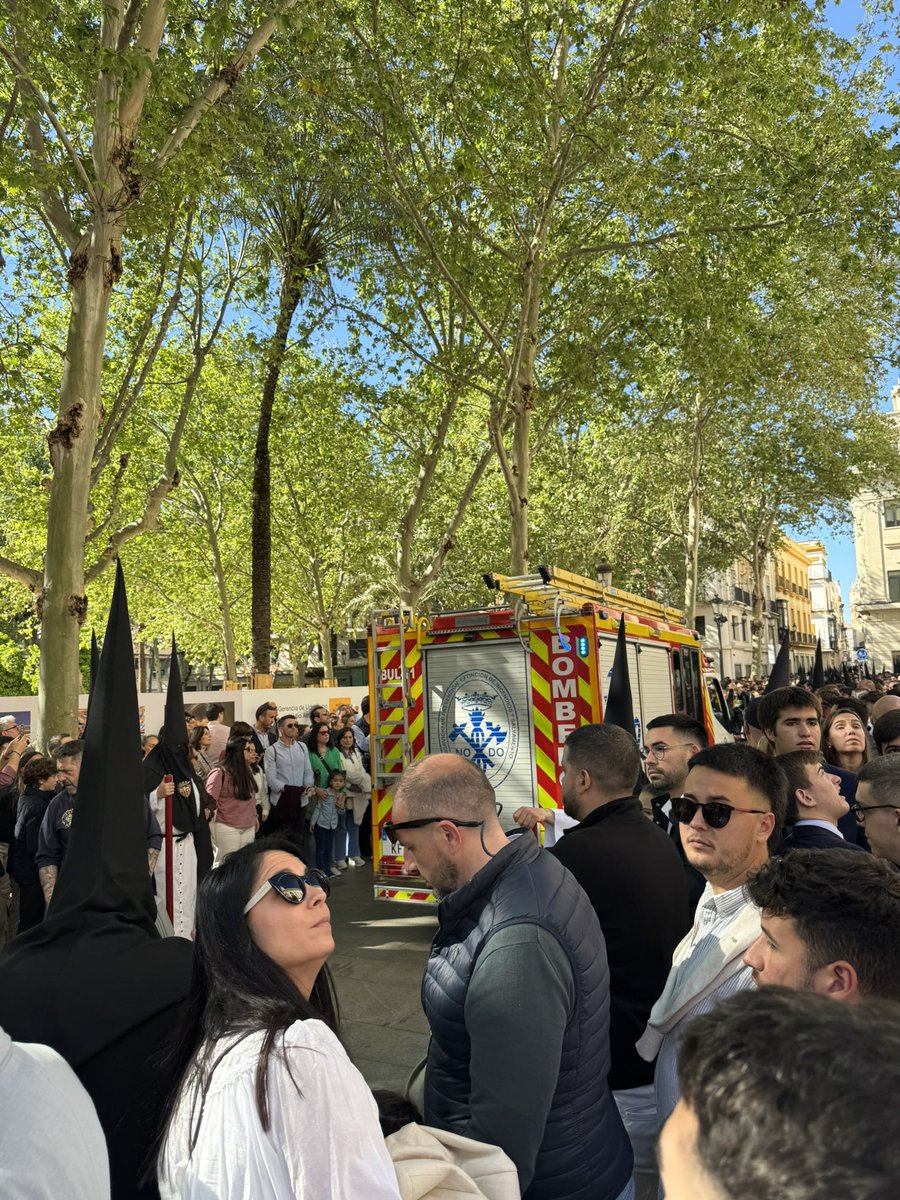Incidente en el ayuntamiento, los bomberos pasando por el cortejo de Santa Genoveva. #semanasantasevilla