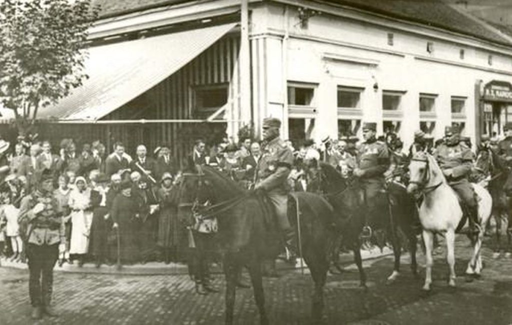 Ξ Η⊶ ┯ Ξ Η⊶ ┯μ Η μ tweet media