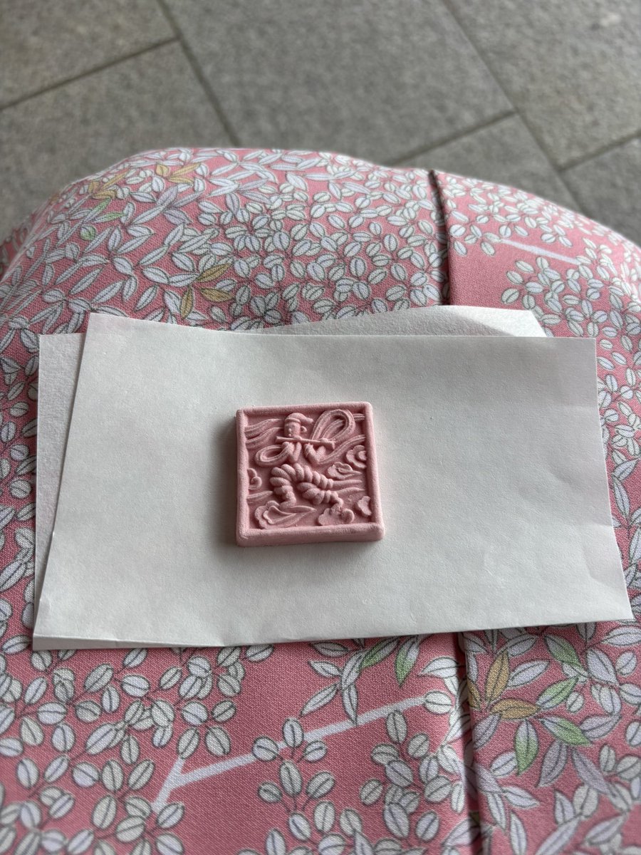 野点席へ🌸
水煙の飛天さまを象った落雁💕

若い頃に着ていた桜色のきもの。
ちょっと恥ずかしいけど、
着てみて良かったな〜🌸

#薬師寺
#花会式