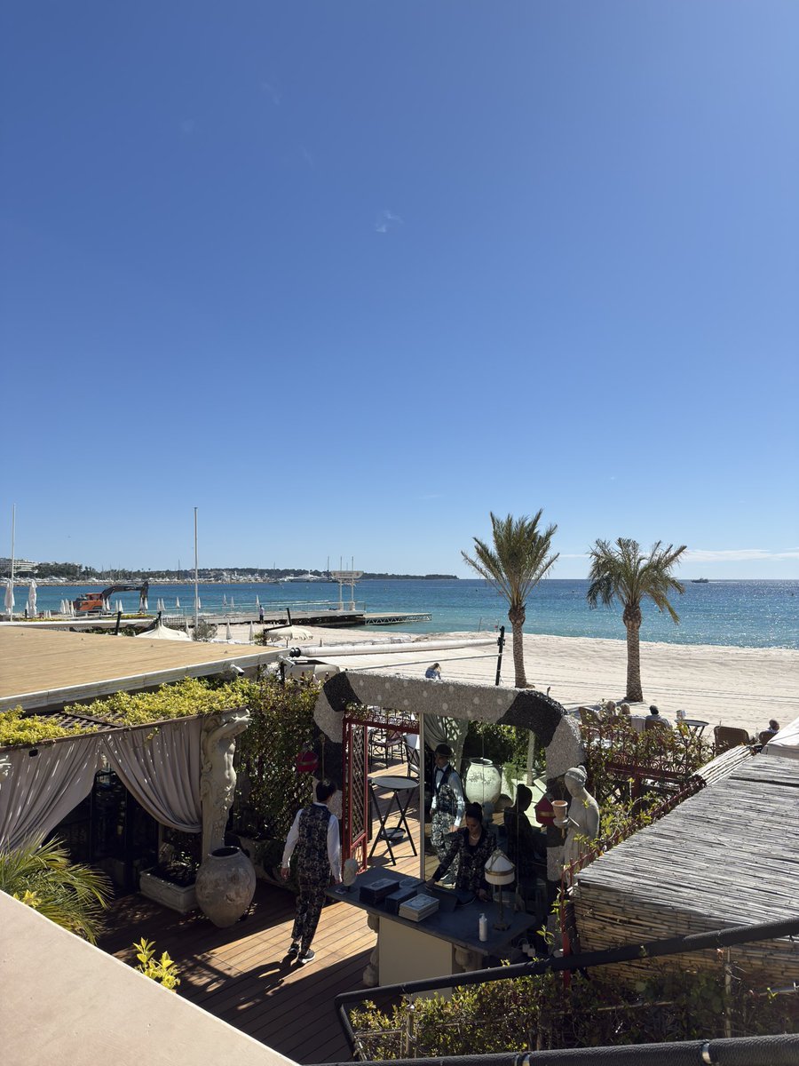Jan_Synergy's tweet photo. Gerade auf der @EthCC in Cannes.

Starkes Event, noch stärkere Side Events und ganz ehrlich, Frankreich ist dafür einfach der perfekte Ort.

Während Deutschland friert, genießen wir hier die Wärme🔥 https://t.co/9hFBTfLNEF