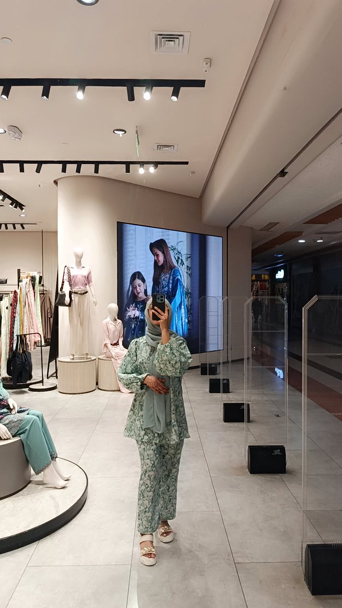 مونہ tweet media