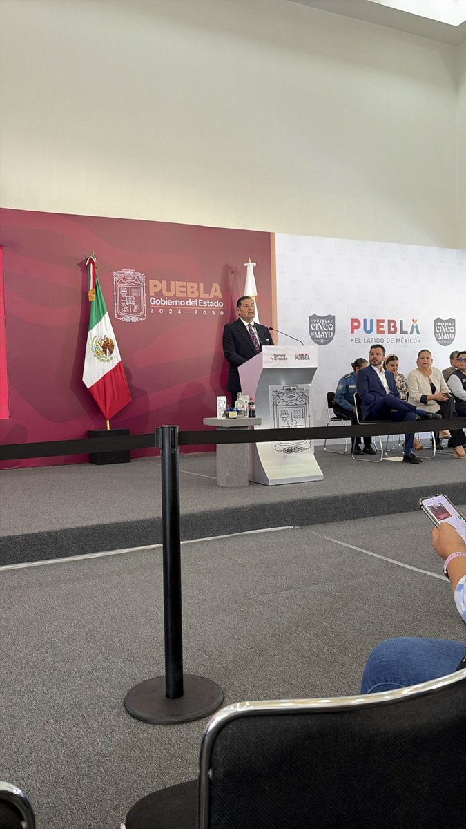 Luclamari's tweet photo. Se acabó la mesa redonda del CIS: el gobernador @armentapuebla_ cambia el formato y ahora opta por colocar filas de sillas, similar a las mañaneras de la presidenta Claudia Sheimbaum.
Ojalá el cambio sea de fondo para comunicar y no sólo de forma. 🙌 https://t.co/igzh8pzEoc