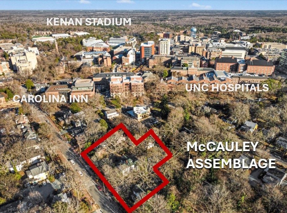zillowgonewild's tweet image. NOT a traditional mansion for #zgwmansionmondays but here’s a 1.24 acre ASSEMBLAGE (I’m a sucker for a good assemblage) in Chapel Hill’s “most treasured and architecturally significant neighborhood” Cameron-McCauley Historic District, that comes with 5 homes, a total of 26