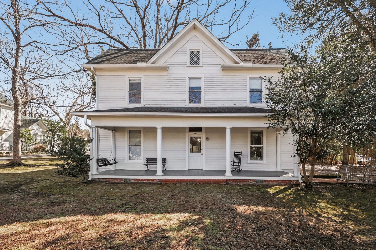 zillowgonewild's tweet image. NOT a traditional mansion for #zgwmansionmondays but here’s a 1.24 acre ASSEMBLAGE (I’m a sucker for a good assemblage) in Chapel Hill’s “most treasured and architecturally significant neighborhood” Cameron-McCauley Historic District, that comes with 5 homes, a total of 26