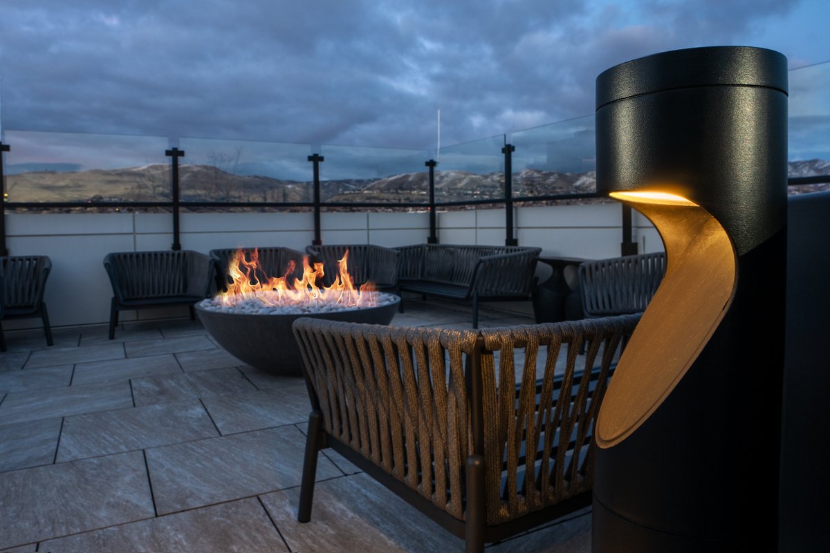LuminisLighting's tweet image. Monday Motivation: Seraph, Salt Lake City.
On the 25th-floor rooftop, Inline LN601B bollards trace the deck with soft, glare-controlled light—enhancing comfort while blending seamlessly into the architecture. 

luminis.com/inspiration/pr…

#OutdoorLighting #ArchitecturalLighting