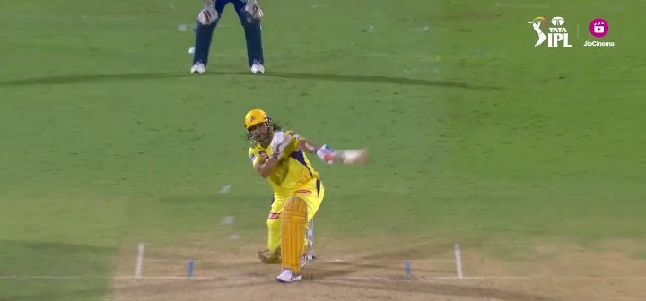 Mahiyank_78's tweet photo. Dhoni with one working leg is more dangerous than all other CSK batsmen . https://t.co/1c4TfDAsBT