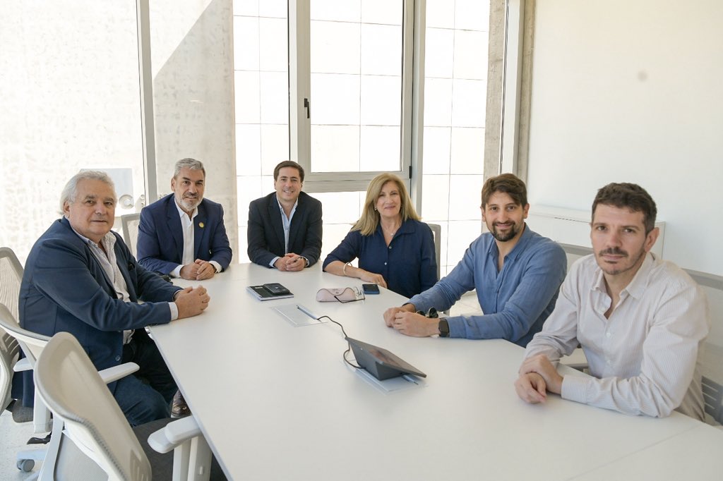 rosarioromeroOK's tweet photo. Seguimos impulsando el desarrollo tecnológico en Paraná con la incorporación de un espacio en MiradorTEC, fortaleciendo el vínculo entre el sector público y la innovación para generar más producción, empleo y oportunidades en nuestra ciudad. https://t.co/wG7ofmZyGL