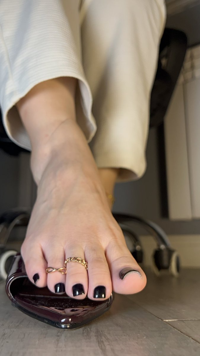 Cozy_toes tweet media