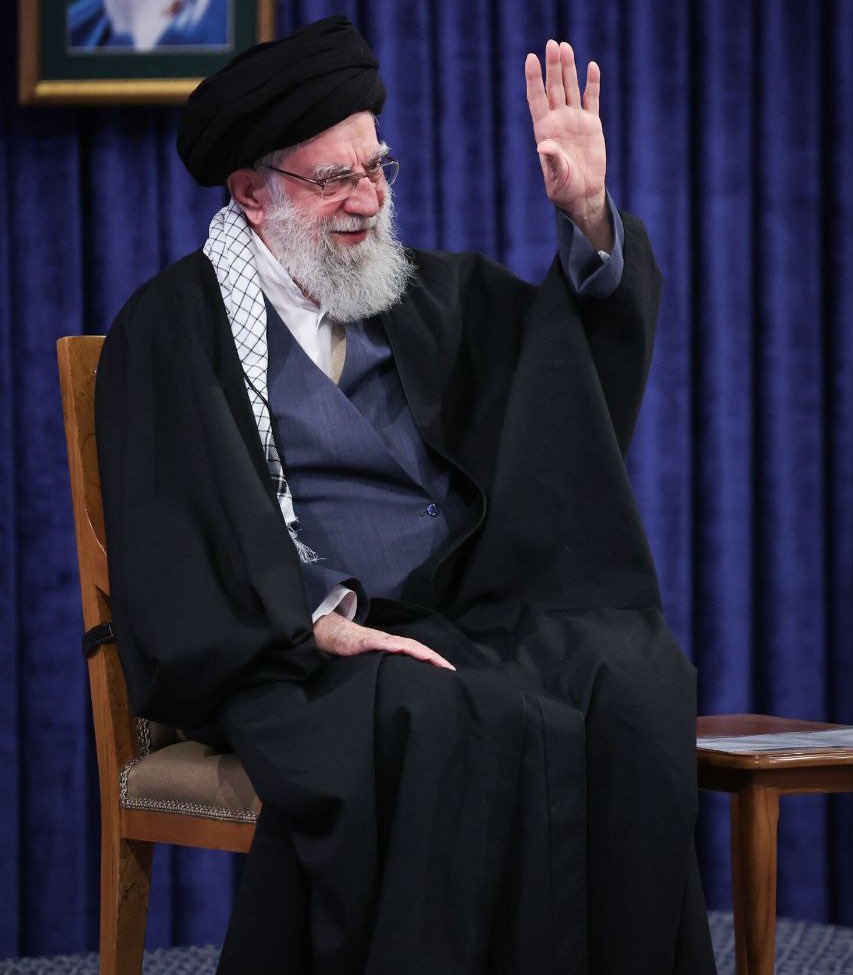 یک ماه است که آسمانِ ما ماه ندارد ..