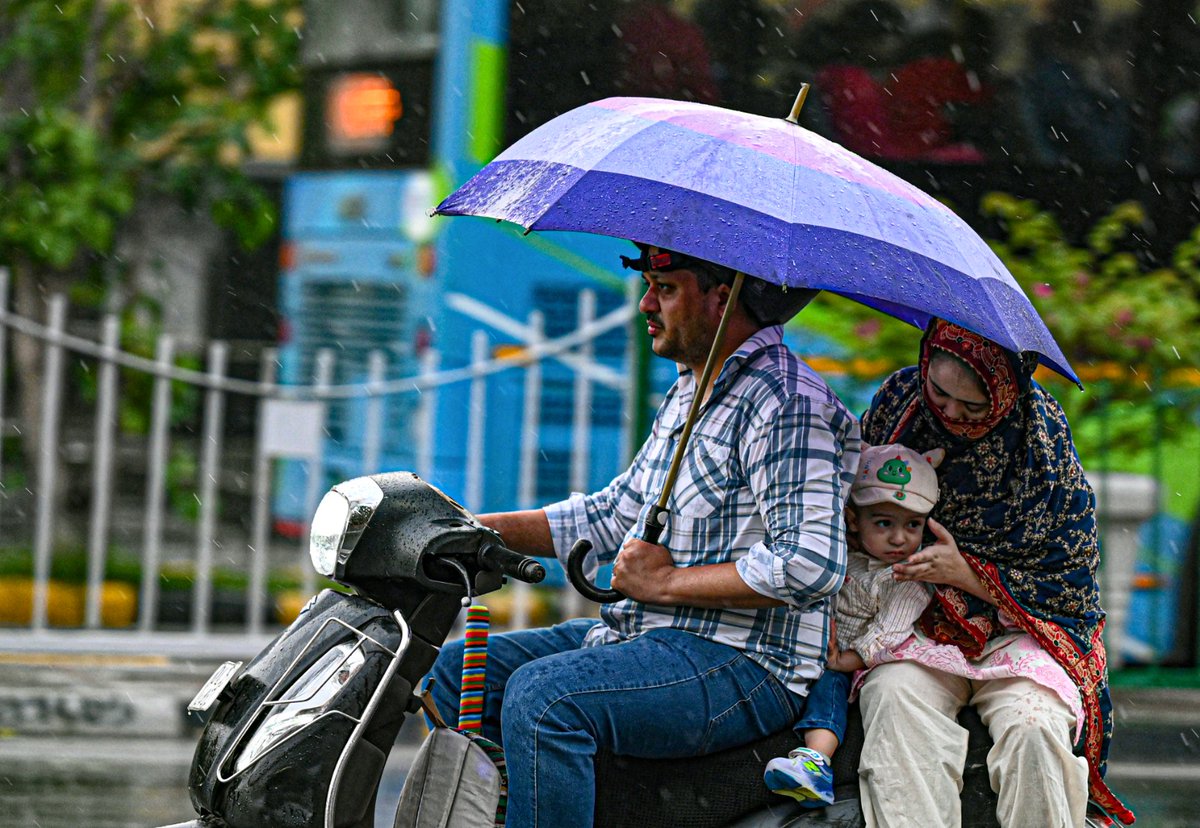 timesofindia's tweet image. #InPics | Dark #clouds loom over #Delhi as
light showers bring a brief spell of #rain, offering a
welcome respite and a refreshing change in the city’s
#weather. 🌧️☁️

#WeatherUpdate #DelhiMonsoonVibes #CloudyDay