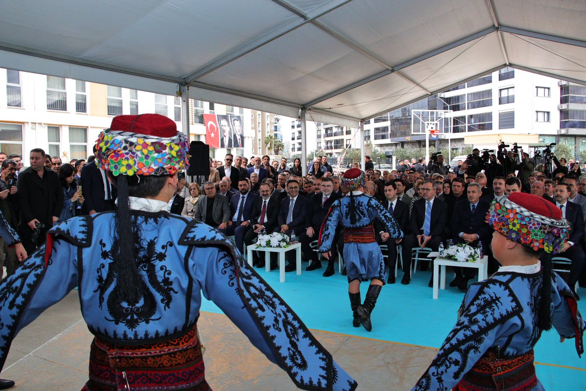 🏫 Bornova, Konak ve Karabağlar’da Eğitim Yatırımları  Görkemli Bir Açılışla Taçlandı

Millî Eğitim Bakanlığımızın himayelerinde, İzmir Valiliği ve İzmir İl Millî Eğitim Müdürlüğü iş birliğiyle hayata geçirilen 20 okul, Bornova Tevfik İleri Ortaokulunda düzenlenen törenle açıldı.