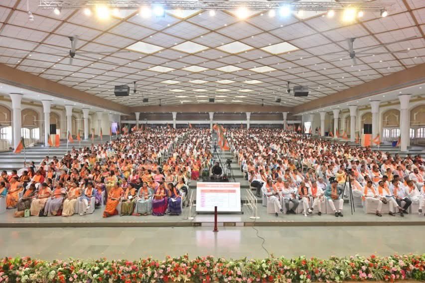 પ્રદેશ અધ્યક્ષ શ્રી જગદીશ ભાઈ વિશ્વકર્મા ની અધ્યક્ષતામાં આજે રાજકોટ મહાનગર ખાતે સૌરાષ્ટ્ર ઝોનની પદાધિકારી બેઠક યોજાઈ.

આ બેઠકમાં પ્રદેશ ચૂંટણી સંચાલન સમિતિના સંયોજક શ્રી ગોરધનભાઈ ઝડફીયા, પ્રદેશ મહામંત્રી શ્રી ડૉ.પ્રશાંતભાઈ કોરાટ, શ્રી હિતેન્દ્રસિંહ ચૌહાણ, શ્રી અનિરુદ્ધભાઈ દવે,