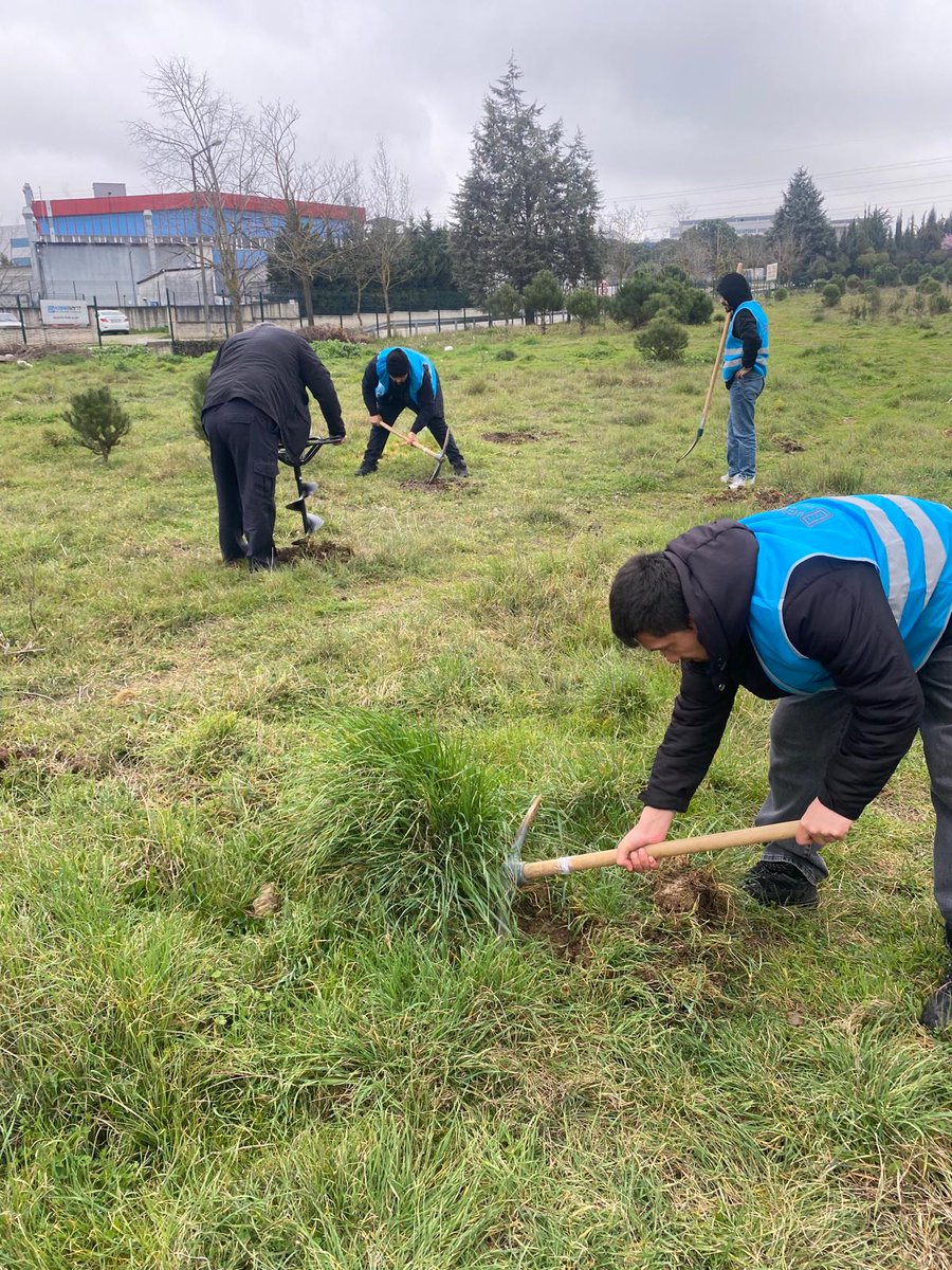 21-26 Mart Orman Haftası kapsamında; Gebze Denetimli Serbestlik Müdürlüğü, Gebze Adalet Ormanı'nda Fıstıkçamı Fidanı dikti. Gebze Adalet Ormanı'nda Fidan Dikimi etkinliğine Gebze DSM Müdür Yardımcısı Ercan YILDIZ, Gebze DSM Şefi Volkan TÜRKDOĞAN katıldı. <a href="/dsdbkurumsal/">Denetimli Serbestlik Daire Başkanlığı</a>