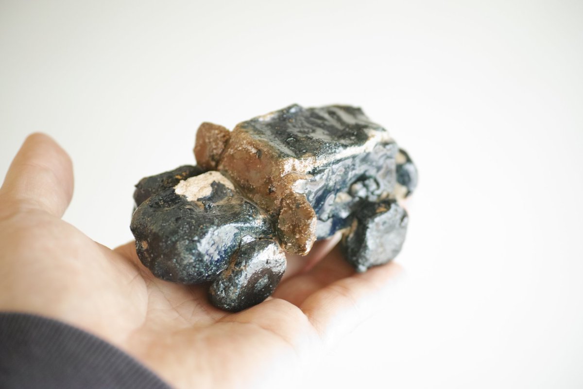 あまり見かけないオフロード車の陶製オブジェ。しっかり頼り甲斐のある大きいタイヤとなってます。ちゃんと後ろにもスペアタイヤが。個人的には角張った車が好きなのでこちらも好み。家の中でガタついた場所を探して飾ってみて下さい。

itou109.thebase.in