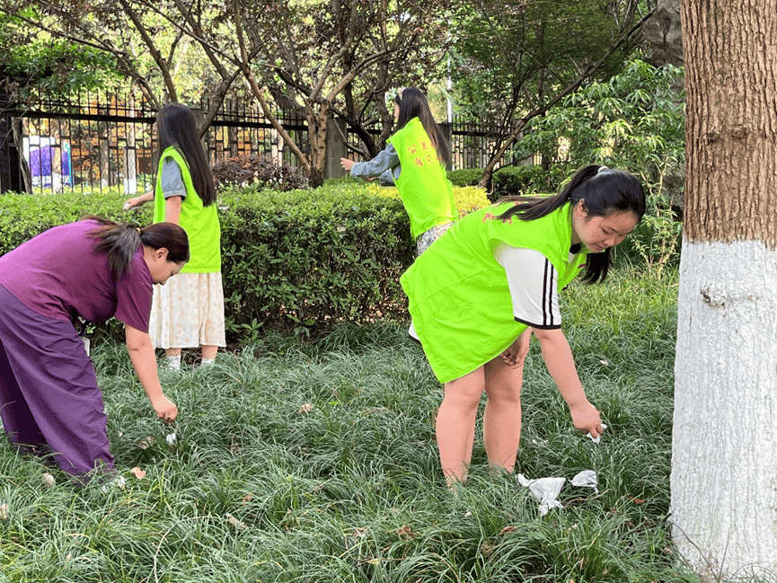 playette23's tweet photo. "Join our Community Clean-Up Day this Sat (10am-1pm) at Maple Park! Bring gloves, bring friends—let’s spruce up our neighborhood. Free snacks for volunteers!  #CommunityLove #MapleParkCleanup" https://t.co/SfBUNFuLMh