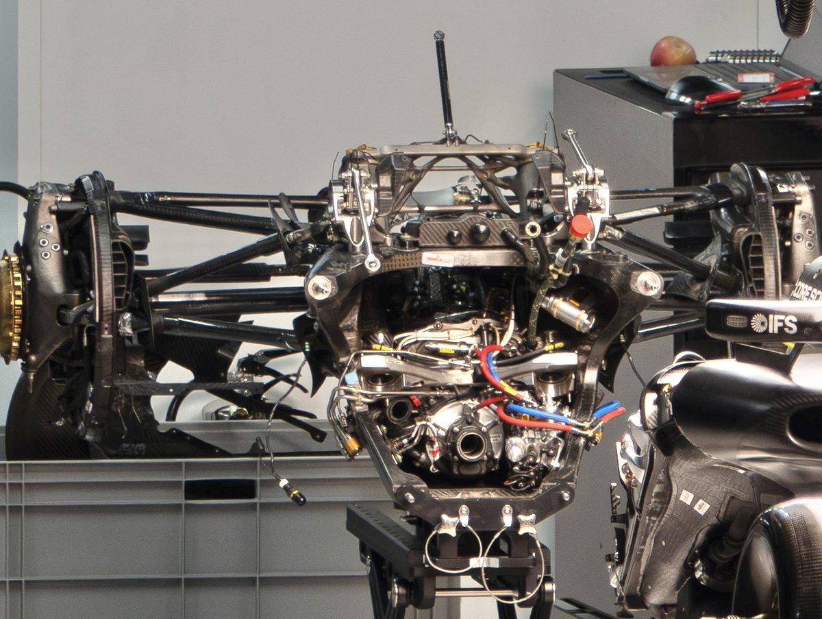 MateuszMrz8's tweet image. Świetny wgląd w tylną sekcję/skrzynię biegów (Ferrari) z bolidu Cadillaca.

#F1PL #ElevenF1 #F1