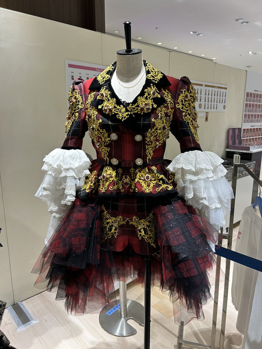 Tripstar717's tweet image. 仕事帰りにサクッと寄って来ました！
紅白衣装(前田敦子、大島優子、高橋みなみ) 優ちゃんの背中、めっちゃ緻密なデザイン！"I want you〜♪I need you〜♪" のためだよね🥰
ほんと、最高に素敵な衣装だった❤️
#AKB48 #Popupstore #東京大丸