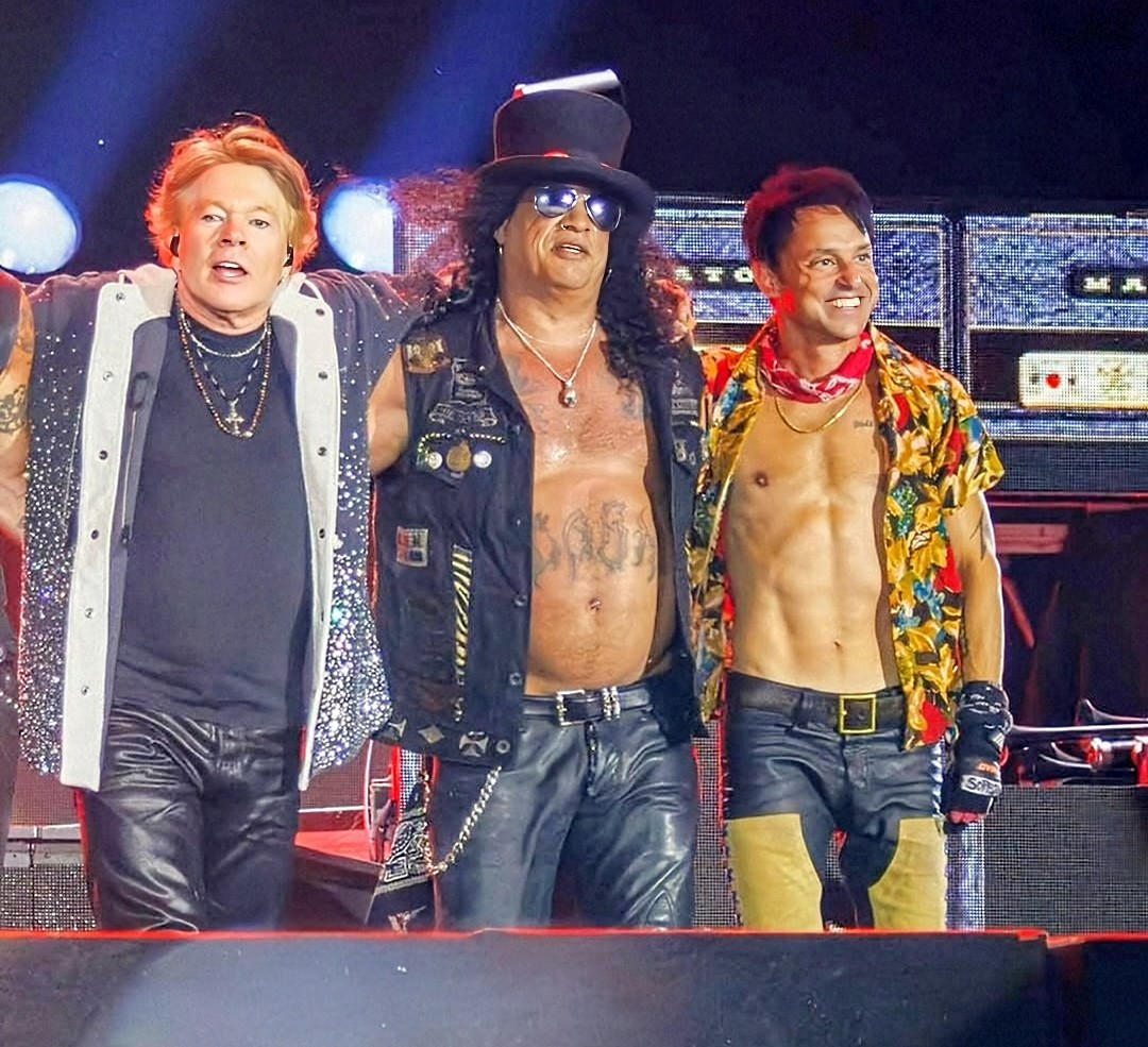 gelsentrulla's tweet image. Can I have three bellies in a row next time? 
#axlrose #gunsnroses