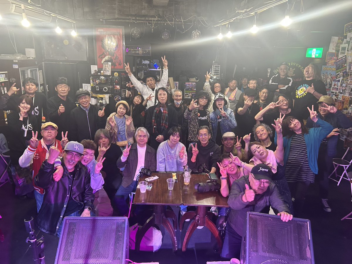 RocksBEU's tweet photo. 以前のイベントでご一緒した小川 さんが近場に演奏へ来られたので、遊びに行ったら、まさかの無茶振りでドラム叩く羽目に。
ま、楽しかったんですけど😆
次の日は、
ライブハウス卓9周年
顔見知り沢山の楽しい時間を過ごせました。
大失敗して誤魔化したのは、秘密です😆
＃ライブハウス卓 https://t.co/1y1ALHLTMb