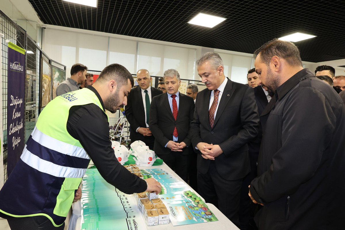 Mardin_Valiligi's tweet photo. 📌 30 Mart Uluslararası Sıfır Atık Günü

Valimiz Sayın @tuncay_akkoyun ,
Mardin Büyükşehir Belediyesi İklim Değişikliği ve Sıfır Atık Daire Başkanı koordinasyonunda, İlimizdeki İlgili Kamu Kurumları ve Özel Sektör Kuruluşlarının katılımıyla Sanat Akademisinde düzenlenen "30 Mart Uluslararası Sıfır Atık Günü" programına katıldı.

Cumhurbaşkanımız Sayın Recep Tayyip Erdoğan’ın eşi Emine Erdoğan’ın himayelerinde yürütülen “Sıfır Atık” Projeleri kapsamında 15 stantta kurulan 45 eser ve 35 Sıfır Atık temalı tablolar hakkında bilgi alan Sayın Valimiz, programın sonunda öğrencilere Sıfır Atık temalı materyaller takdim etti.

Programa ayrıca; İl Jandarma Komutanı Tuğgeneral Tahsin Saruhan, İl Emniyet Müdürü Recep Tecimer, Mardin Büyükşehir Belediyesi Genel Sekreter Vekili Mehmet Sait Demirhan, Kamu Kurum ve Kuruluşları Amirleri, Öğrenciler ve Vatandaşlarımız katıldı.
#UluslararasıSıfırAtık

@iletisim 
@TC_icisleri