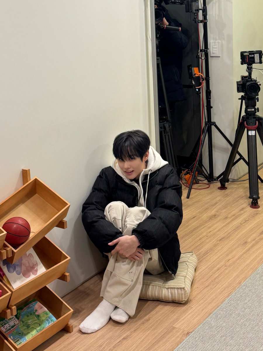 CLOSE YOUR EYES tweet media