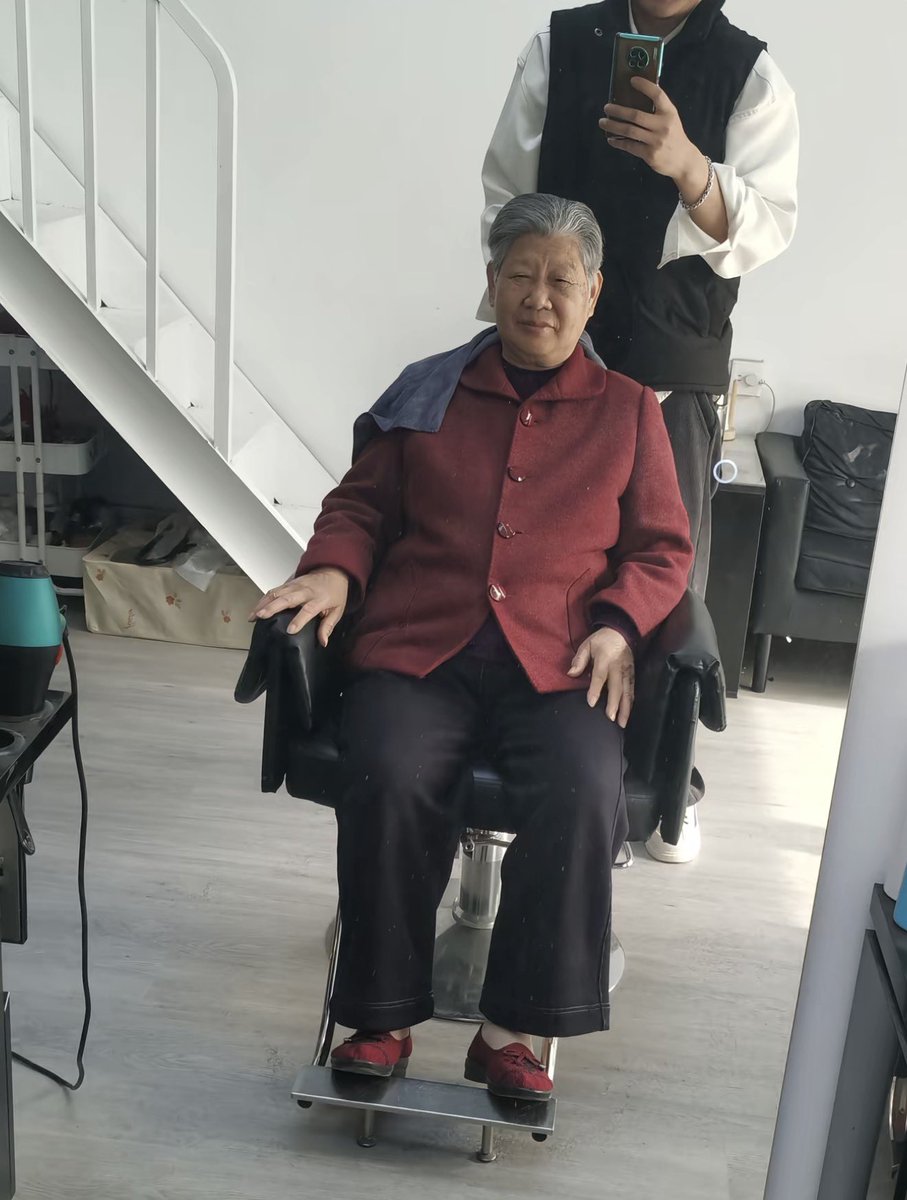 JingMengDi's tweet photo. 大妈似乎对自己很满意 https://t.co/JtfdDMaHfZ