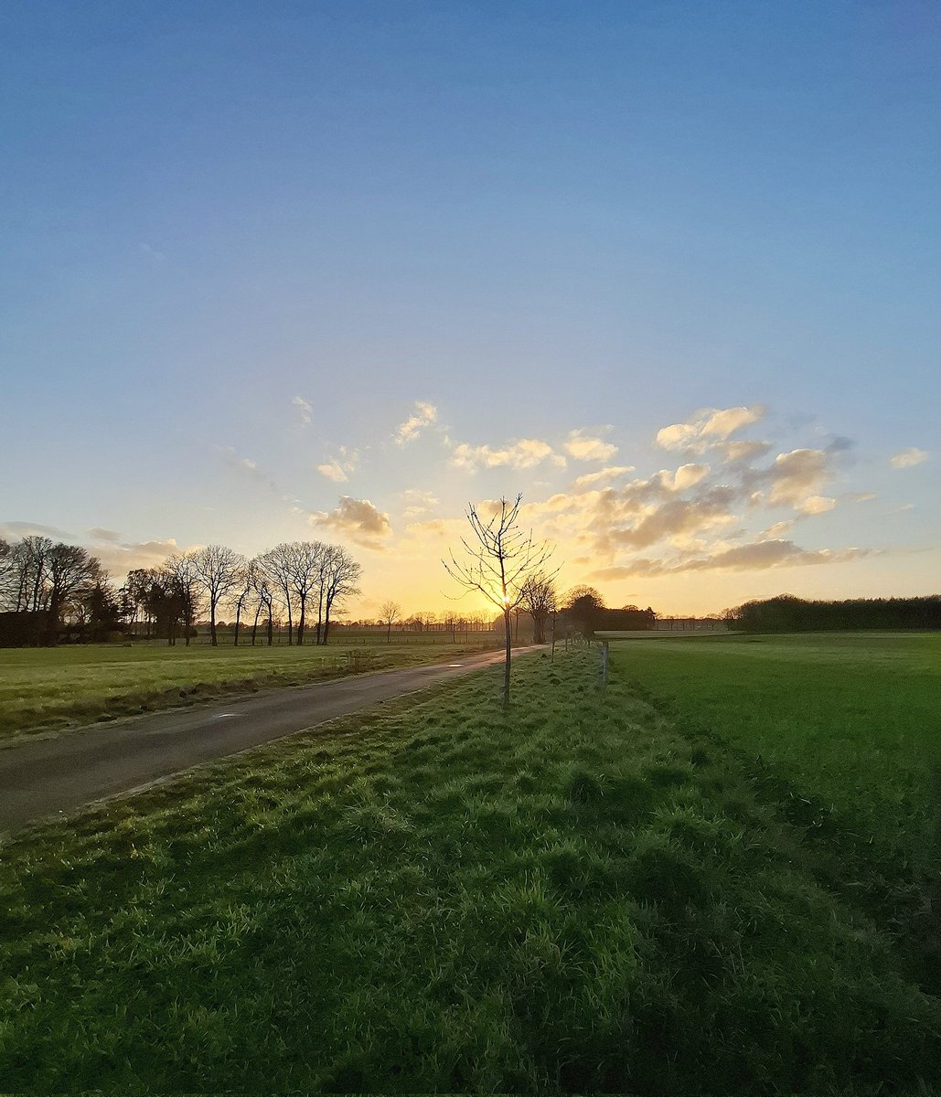 chriz31_07's tweet image. 🌿 Fresh Start Monday

Einen schönen Wochenstart allen🚴‍♀️

Share a photo from today or your gallery.

A moment that feels like a new beginning.
Something hopeful,
a quiet reminder that this week holds new possibilities..

#FreshStartMonday #MondayVibes