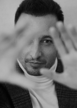 ProfesorJonk's tweet image. "Un director tiene que buscar desafíos, ser creativo, casi rozar la locura y, sobre todo, ser muy práctico".
Alejandro Amenábar.
🎂
Enorme director del que siempre esperamos un poco más.
#AlejandroAmenabar #cine #director