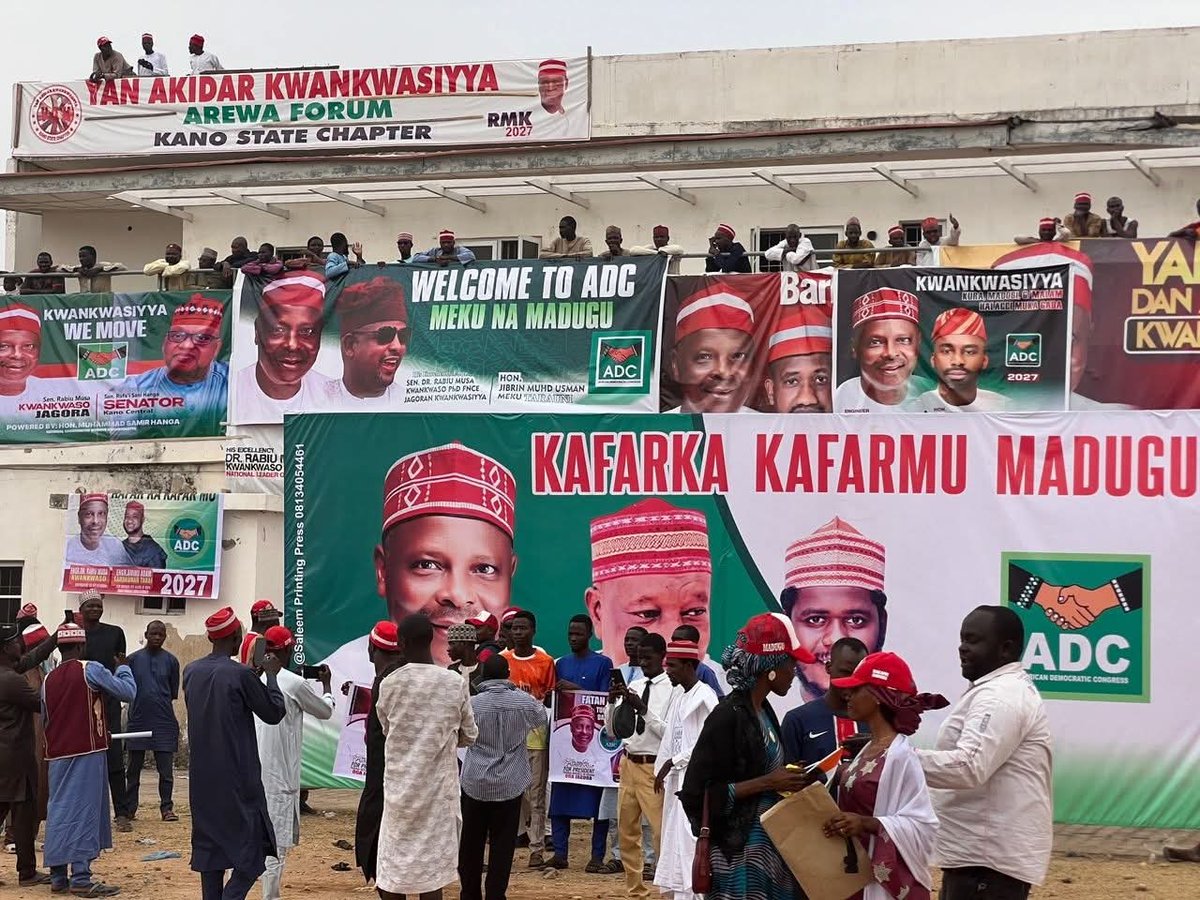 Hotuna: Yadda magoya bayan jagoran Ɗarikar Kwankwasiyya, Sanata Rabiu Musa Kwankwaso, suka hallara a gidansa da ke Miller Road a Kano, gabannin fara bikin karɓarsa zuwa jam’iyyar ADC.