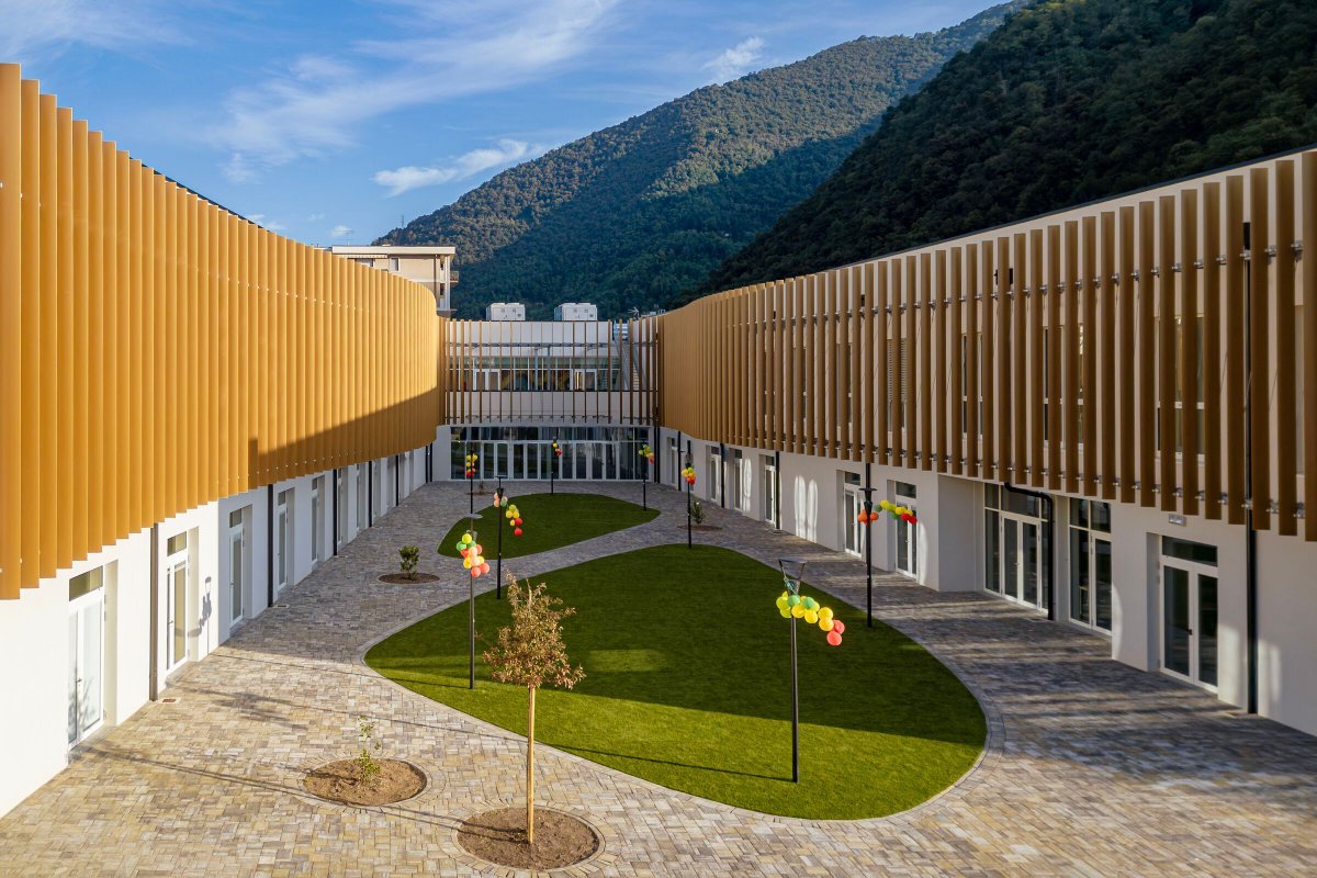 Archello's tweet image. Designed by ATI Project, the Mariele Ventre Primary School uses CLT and glulam to shape a low-carbon, prefabricated structure with rapid assembly. 
archello.com/project/mariel… 

#MassTimber #NZEB #Prefabrication
