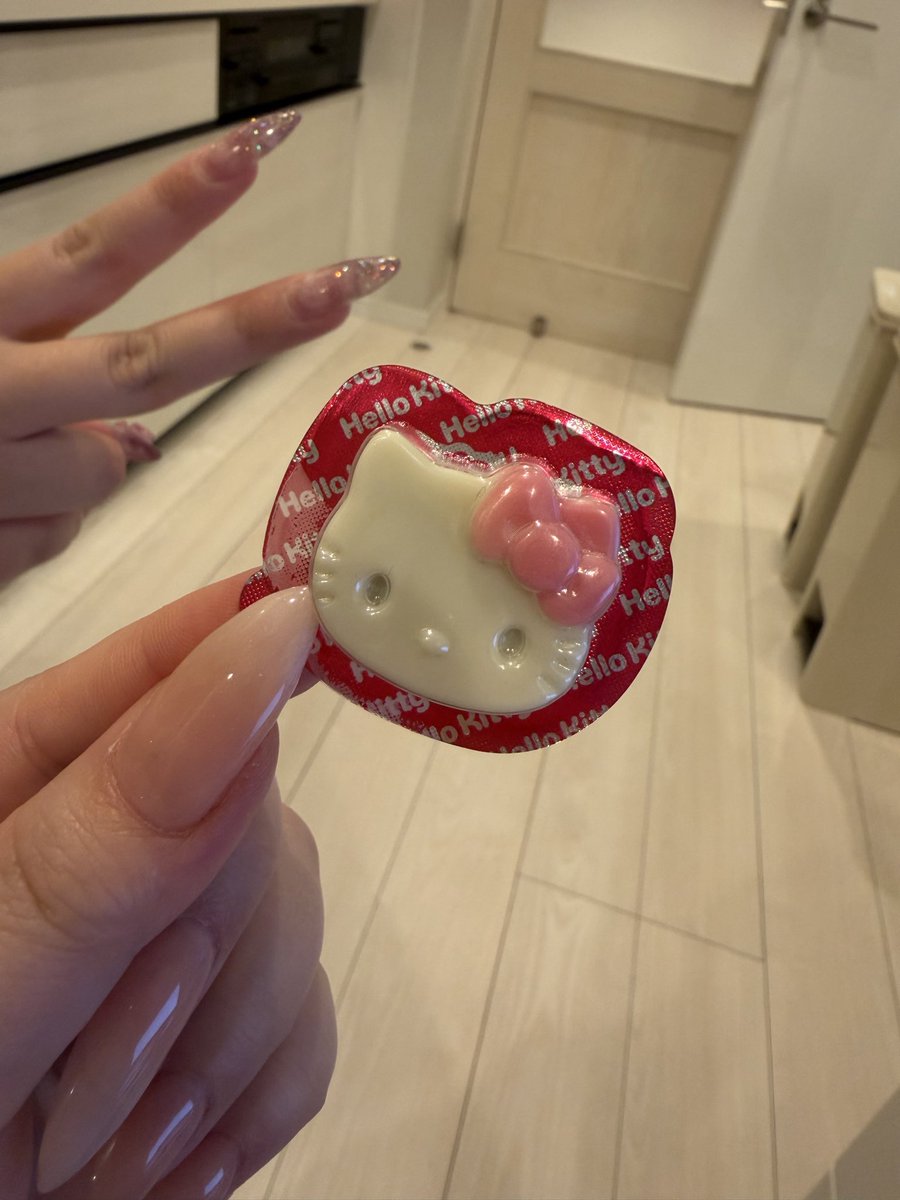 秋元ちゃんがくれたキティちゃんのチョコ
可愛い🎀
撮ってたらなんかピース映ってきた笑笑