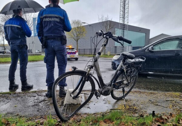 Fietser aangereden door auto op industrieterrein