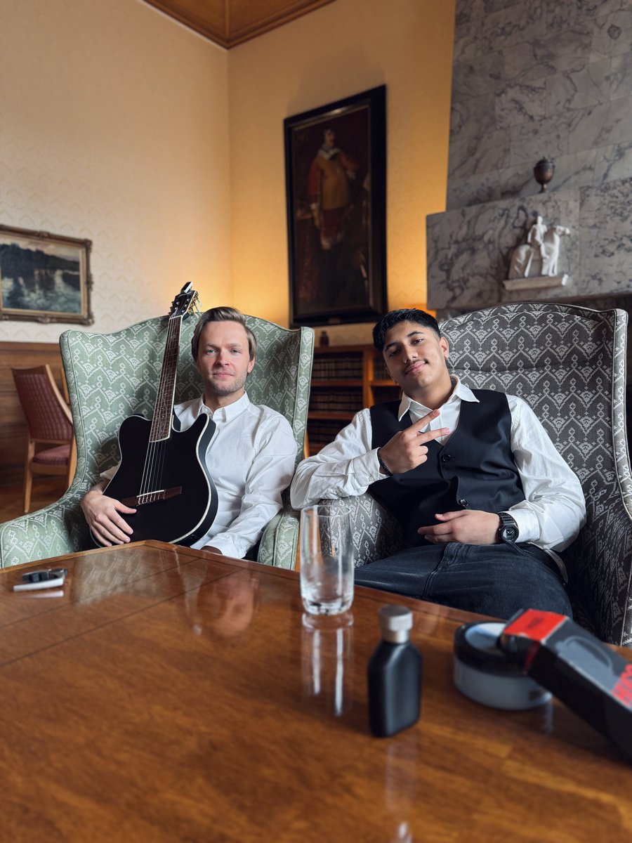 AryaanArtist's tweet image. Musikk, rommet, menneskene… alt traff ✨ Konserten i Rådhuset i Oslo under Eid-middagen vil alltid bety noe spesielt❤️. Takk til ordfører Anne Lindboe for invitasjonen. Eivind på gitar🎸🔥 #rådhusetioslo #eid #konsert #aryaan