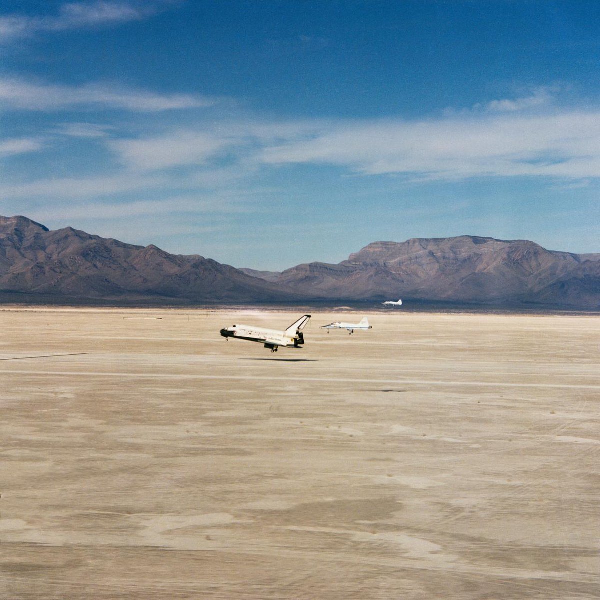 Astro_Cady's tweet photo. 🚀#OTD 3/30/1982: #SpaceShuttle #Columbia wrapped up the #STS3 mission with a historic landing at White Sands, NM. It remains the only shuttle landing ever at that site, diverted from @EdwardsAFB due to weather.
@NASA @NASAHistory #space #spaceflight https://t.co/jIX3bRO8Fr