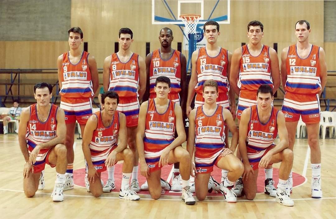 DeporteVintage's tweet photo. #VALVI Xavi Gotarra, Claudi Martínez, Darryl Middleton, Xavi Ruiz, Juan Rosa, Matt White, Dusko Ivanovic, Quim Costa, Gerard Darnés, Jordi Puig y Sito Ribas #historiabaloncestogirona 1991/92 #equiposhistoricos 📸 Archivo Fornies https://t.co/6uPRoDEMCB