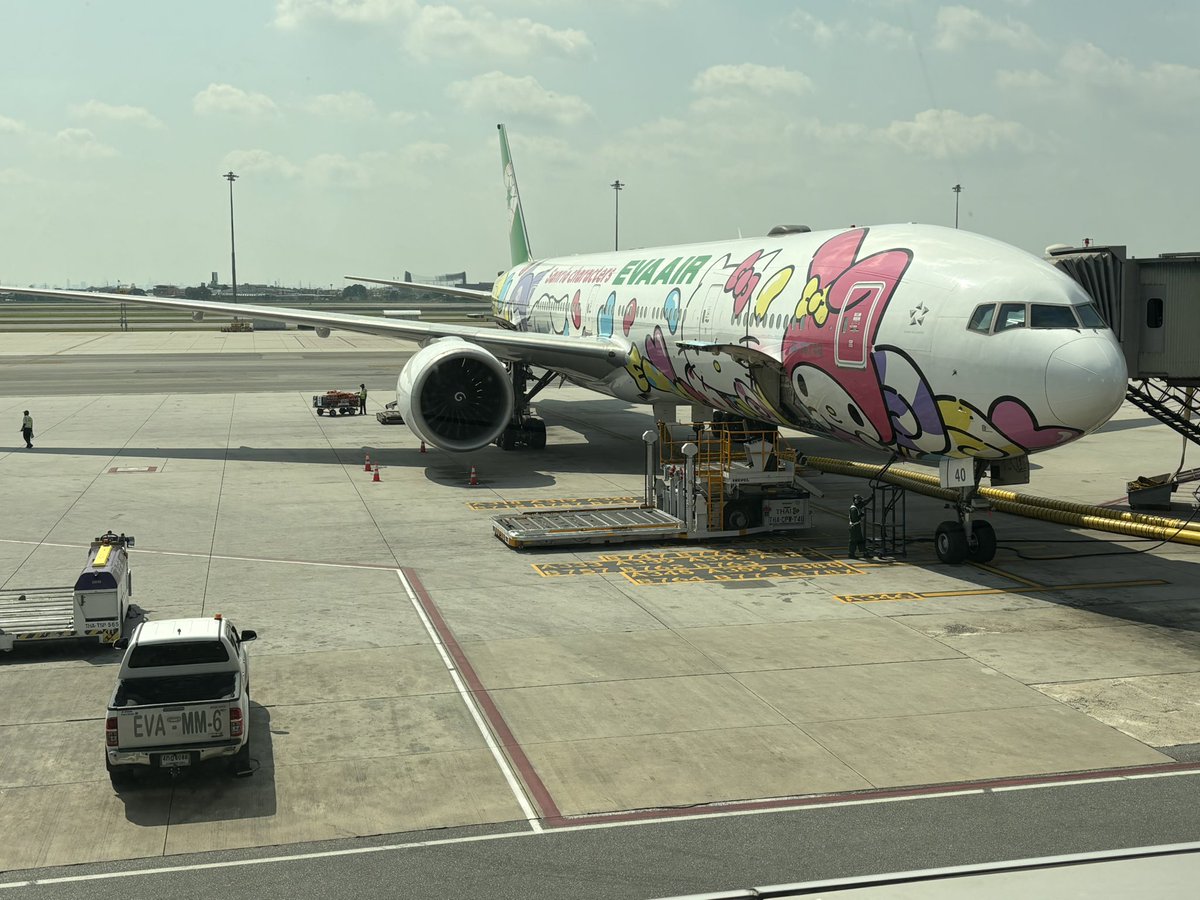 derotis770810's tweet image. #鏟聚🪏
#泰鏟了吧🇹🇭
#TPE 

回台飛機意外搭到三麗鷗班機 
最後用紅酒、夕陽、夜景
作為旅程的落幕饗宴

泰鏟了吧-平安落幕
完結撒花🎉