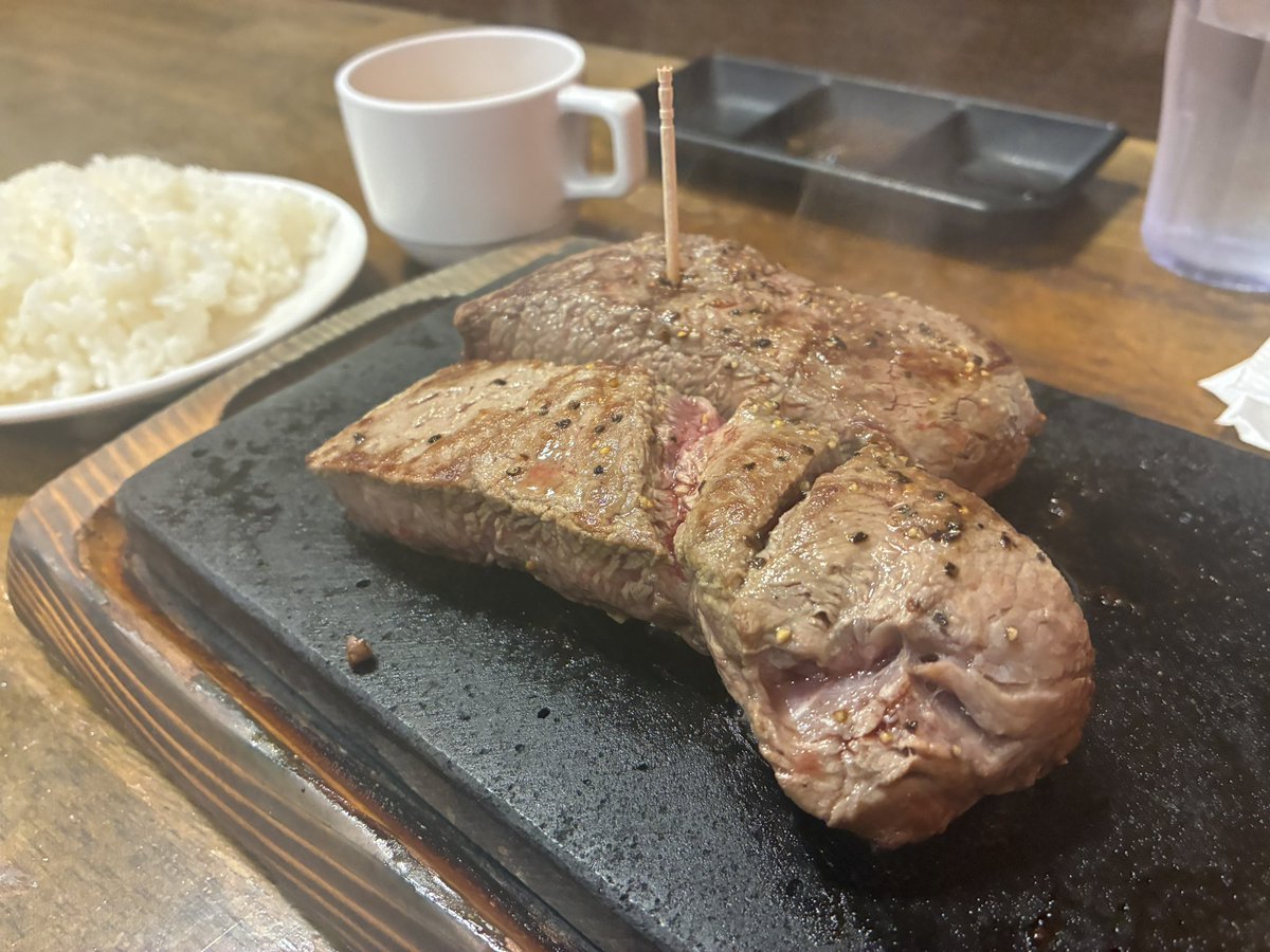 推しのプライド💪
「⭐️同じものをお願いします‼️⭐️」
と言おとしたら券売機かい💦

では
やっぱりステーキ300g
いただきまーす☺️
#negicco