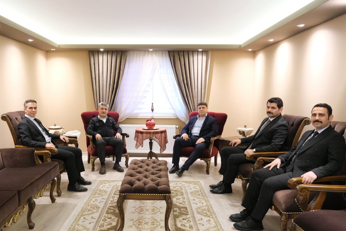 ilyasbozkurt_tr's tweet photo. Başkan Bozkurt, Hedef Şirketler Grup Başkanı Doç. Dr. Şamil Sadıq’ı Ağırladı

Başkan Dr. İlyas Bozkurt, Hedef Şirketler Grup Başkanı Doç. Dr. Şamil Sadıq’ı makamında ağırladı. Gerçekleşen ziyarette, karşılıklı görüş alışverişinde bulunularak çeşitli konular ele alındı.

Görüşmede özellikle Türk dünyasına yönelik eğitim çalışmaları, TESAM ve TESİAD’ın yurt dışı faaliyetleri, uluslararası iş birlikleri ve ortak projeler üzerine değerlendirmeler yapıldı. Kurumlar arası iş birliğinin güçlendirilmesi, yeni dönem projelerinde birlikte hareket edilmesi ve yurt dışı açılımlarının artırılması konularında fikir birliğine varıldı.

Nazik ziyaretlerinden dolayı memnuniyetini ifade eden Başkan Bozkurt, Doç. Dr. Şamil Sadıq’a teşekkür ederek çalışmalarında başarılar diledi. Samimi bir atmosferde gerçekleşen görüşme, iyi dilek temennileriyle sona erdi.