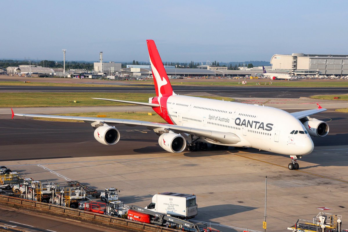 lsgg_fin's tweet photo. Qantas A380 
LHR/EGLL

いつぶりかにTwitterを開いたら
QFの388が大量に出てきたので、僕もいつしかぶりかにスポッターカットを投稿してみよ https://t.co/5BRVMFHLi6