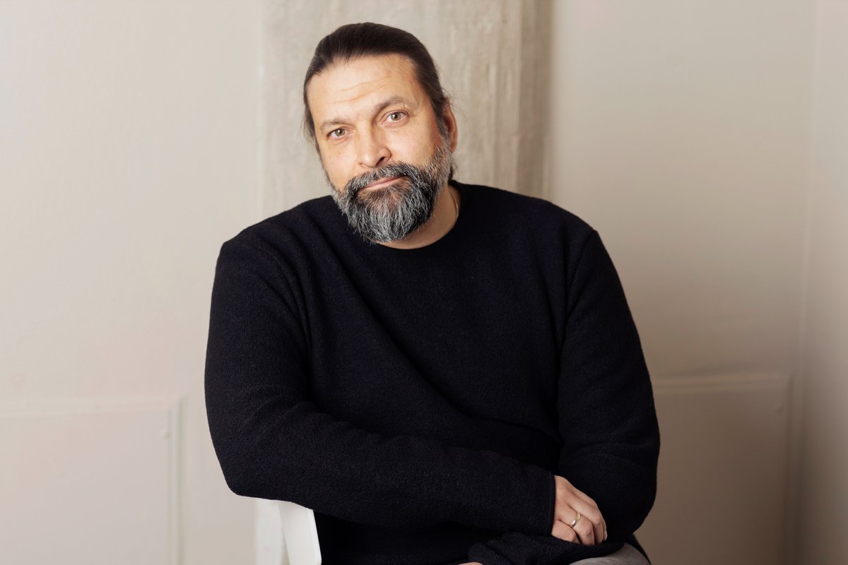 Kirjan ja ruusun -päivä Valamon luostarissa lauantaina 25.4.2026 - vieraana kirjailija ja teatteriohjaaja Riko Saatsi. Lämpimästi tervetuloa! 

valamo.fi/a/21-09-2025/k…

#RikoSaatsi #Yönistujat #Valamonluostari #kirjastot #kirjat