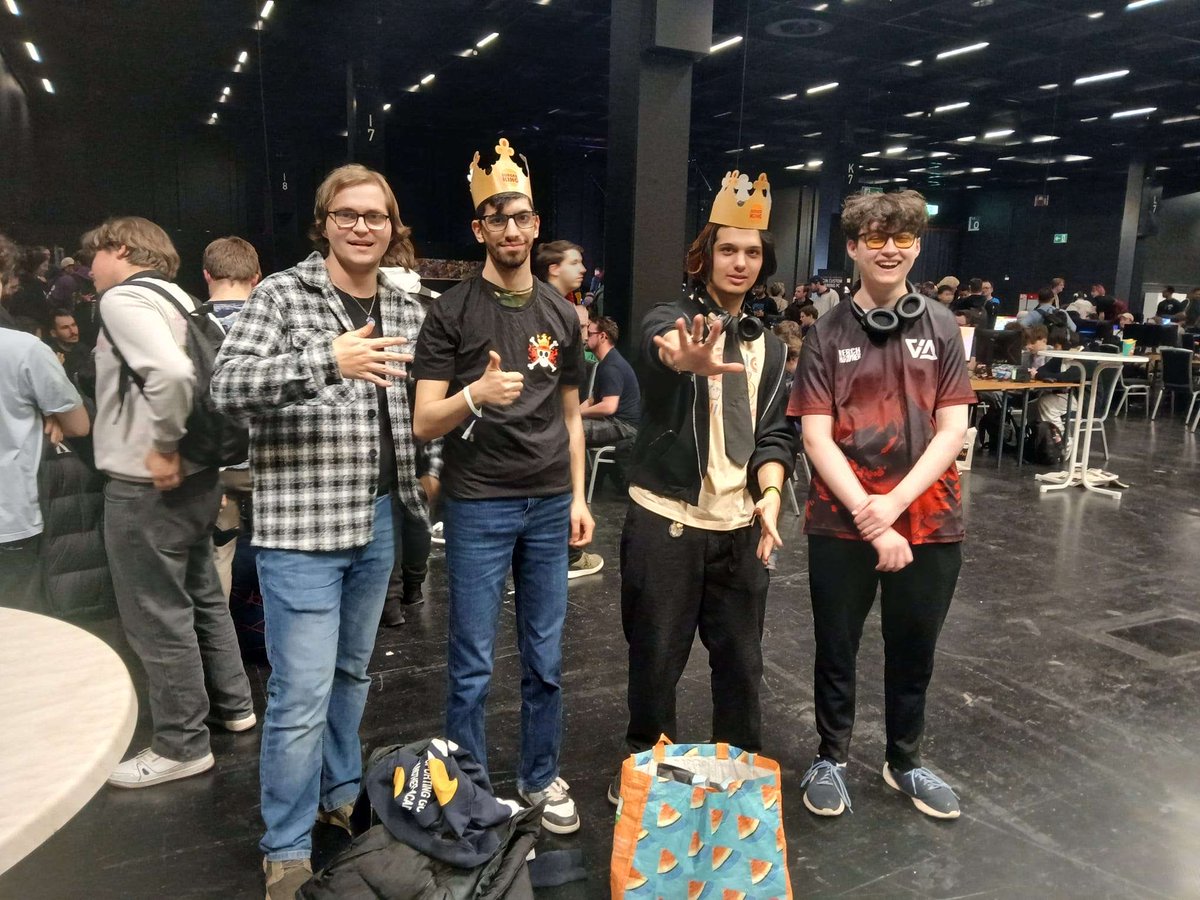 Koefte_SSBU's tweet photo. Die Gamescom LAN war einfach der Hammer und das Gruppenfoto ist auch echt der Knaller vor allem mit der Burger King Krone und dem T-Shirt https://t.co/gUDDzKdj7u