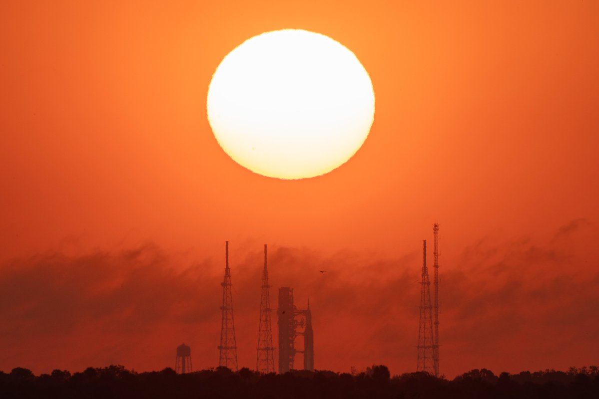 KYKYPY3A_B's tweet image. На волне общего восторга и хайпа по Project Hail Mary очень хочется напомнить, что на этой неделе люди ещё и полетят к Луне впервые за 54 года, но знаете ли у водорода всегда свои планы клапаны. Через несколько часов должно быть заключение комиссии по готовности старта Artemis 2.