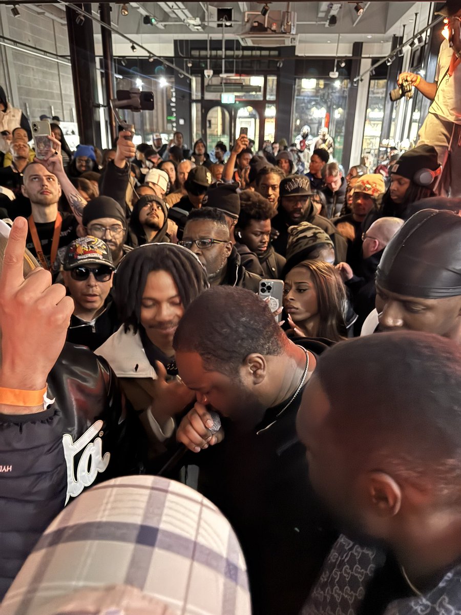 ✋🏾😛🤚🏾 tweet media