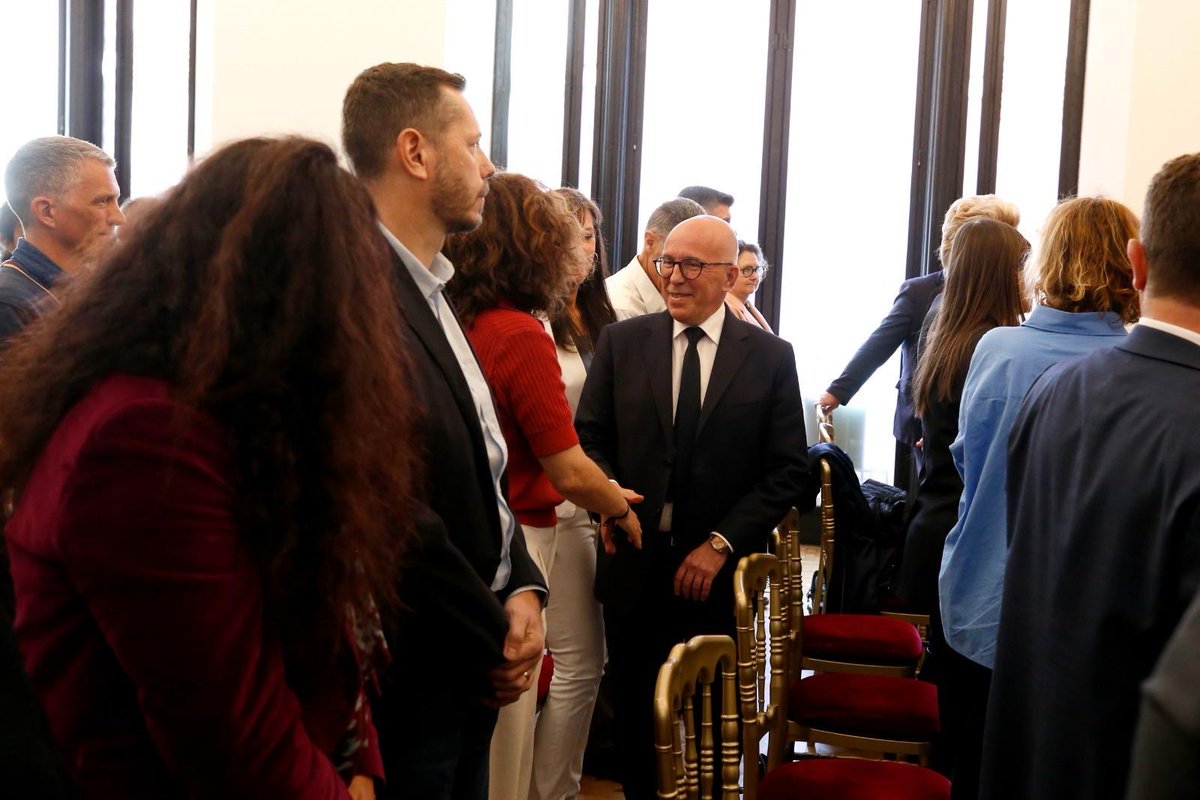 Face aux cadres de la Ville, j’ai fixé une exigence claire : chaque dépense devra être évaluée et maîtrisée.

Dépenser mieux en dépensant moins.

Je serai un Maire proche du terrain et des Niçois !
