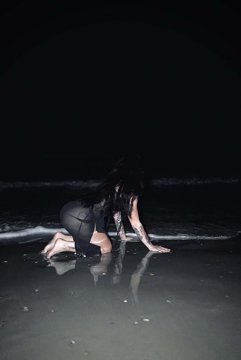 JadeCatOfficial's tweet photo. Beach night 🖤🌑 https://t.co/osaOcjm5Wh